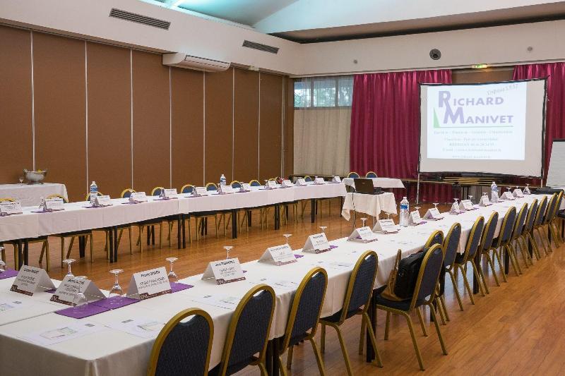 Отель Grand Hôtel De Nîmes 4 étoiles