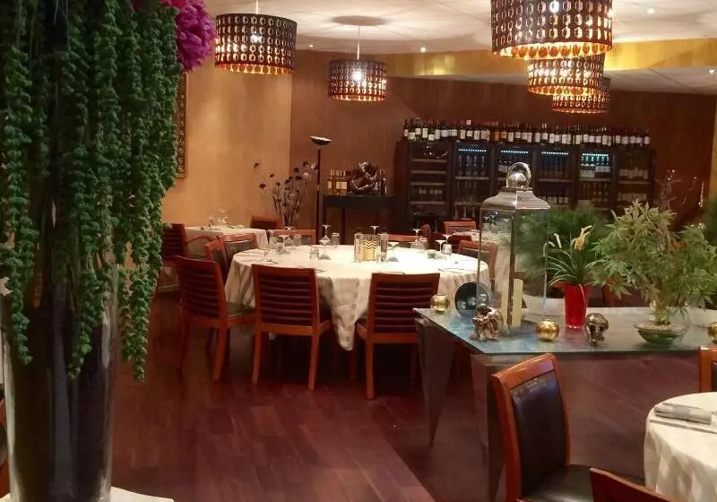 בית מלון כפרי Grand Hôtel De Nîmes 4 étoiles