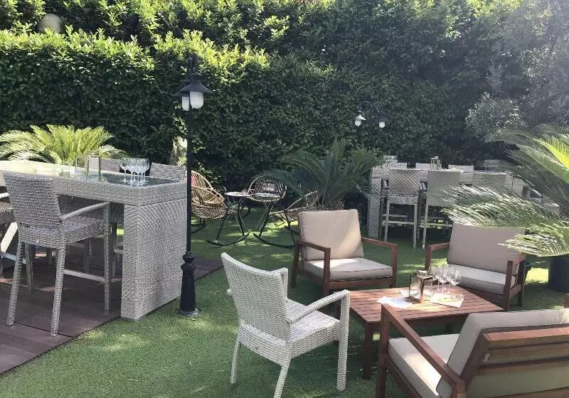 בית מלון כפרי Grand Hôtel De Nîmes 4 étoiles