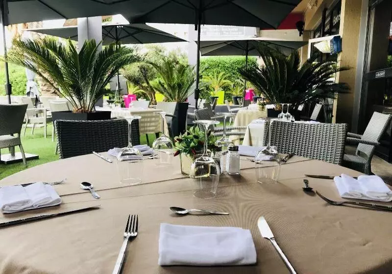 בית מלון כפרי Grand Hôtel De Nîmes 4 étoiles