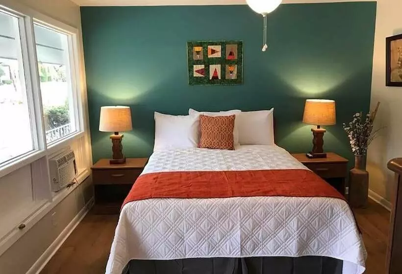 Meadowlark Motel With Restaurant & Bar