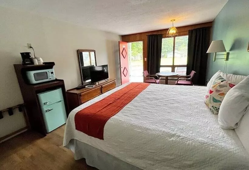 Meadowlark Motel With Restaurant & Bar