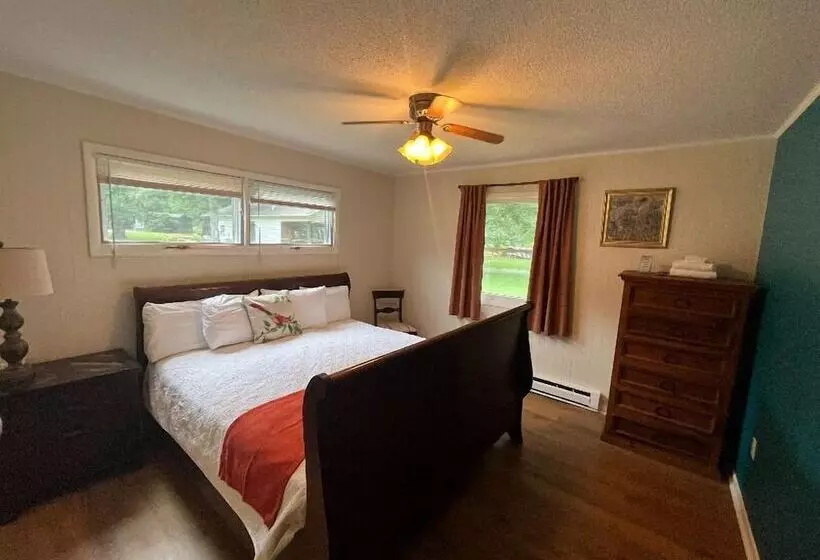 Meadowlark Motel With Restaurant & Bar