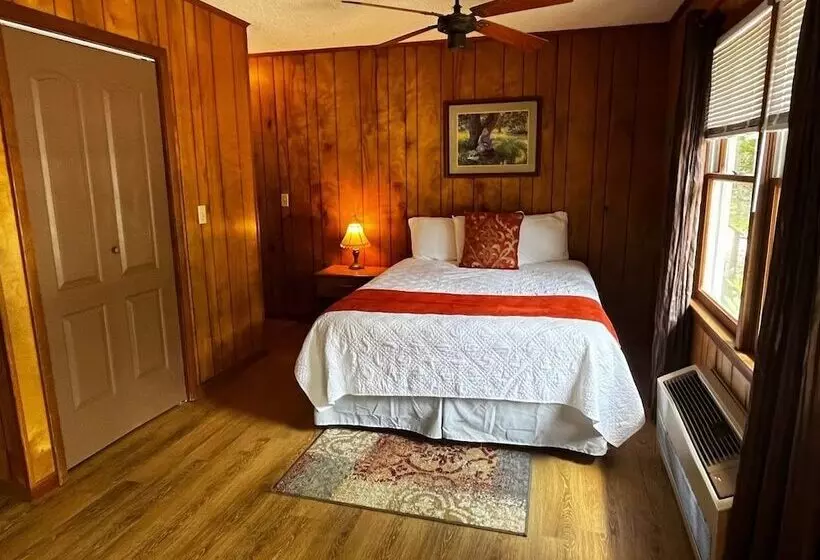 Meadowlark Motel With Restaurant & Bar