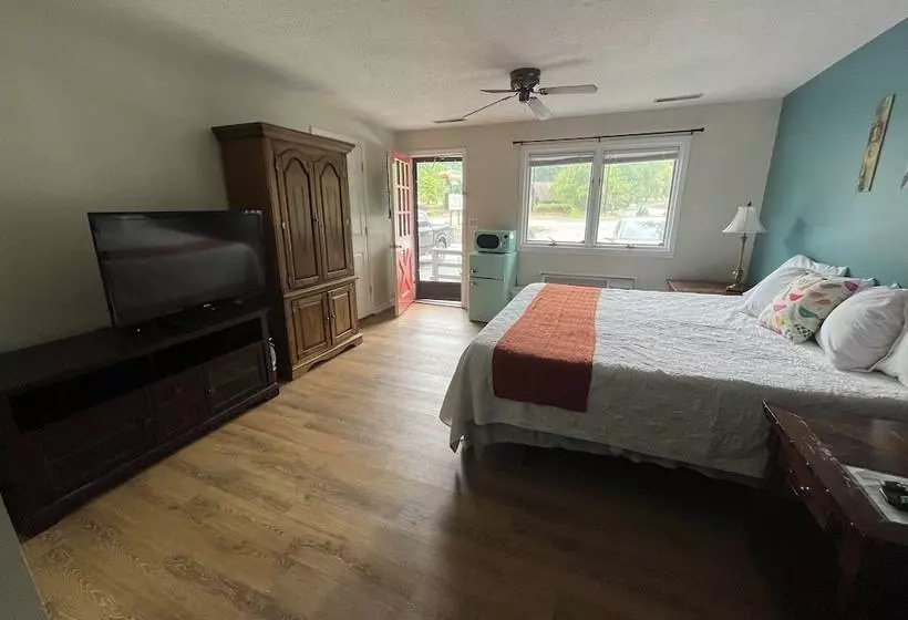 Meadowlark Motel With Restaurant & Bar