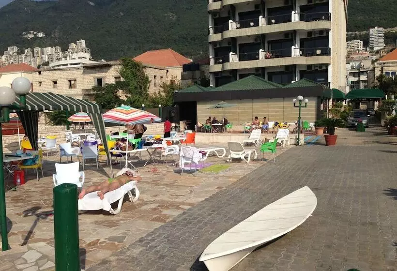 Holiday Suites Hotel & Beach Resort