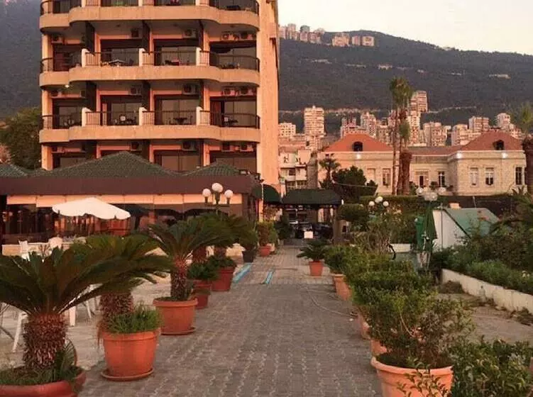 Holiday Suites Hotel & Beach Resort