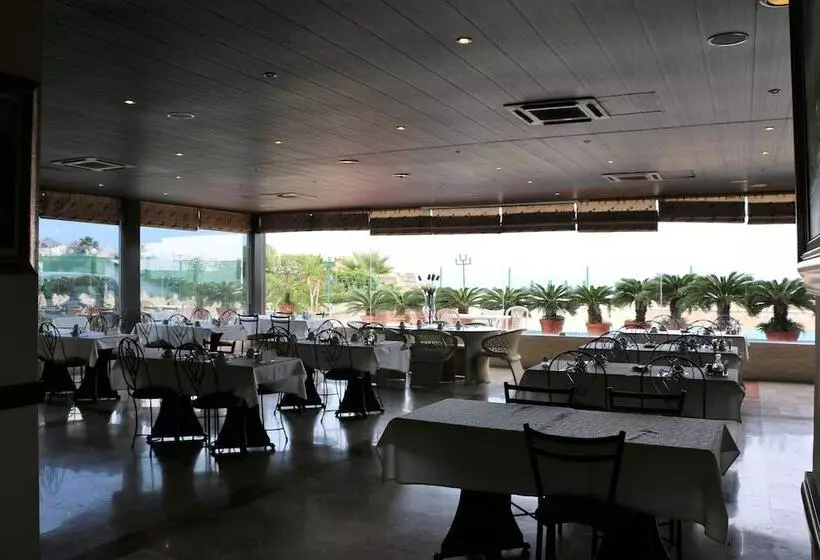 Holiday Suites Hotel & Beach Resort