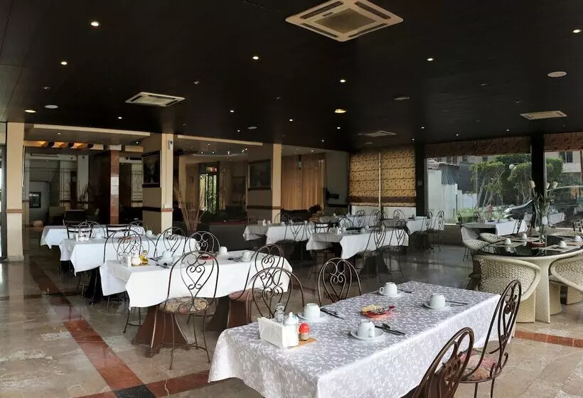 Holiday Suites Hotel & Beach Resort