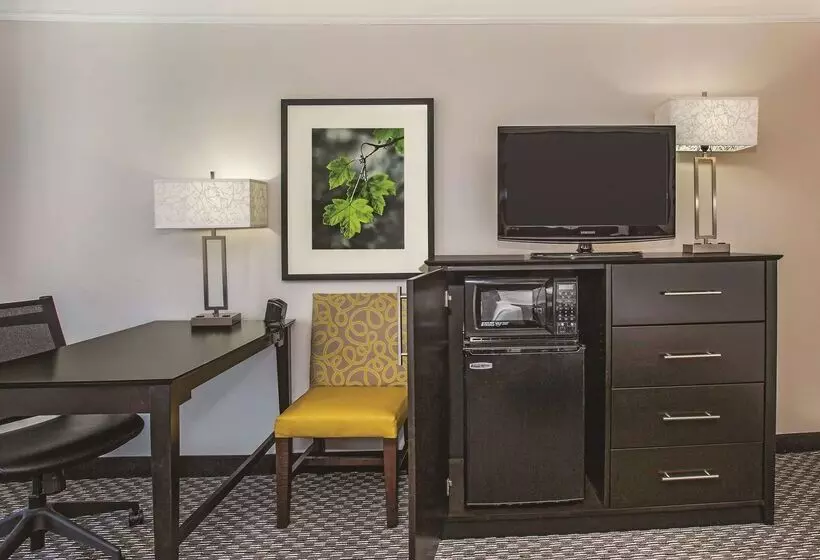 호텔 La Quinta By Wyndham Las Vegas Summerlin Tech