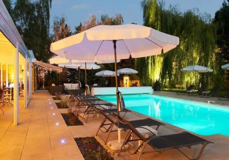 Отель Les Jardins d'Adalric