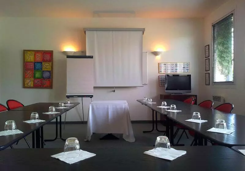 Отель Les Jardins d'Adalric