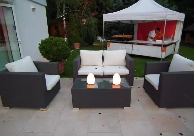 Отель Les Jardins d'Adalric