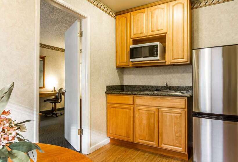 בית מלון כפרי Quality Inn & Suites Silicon Valley