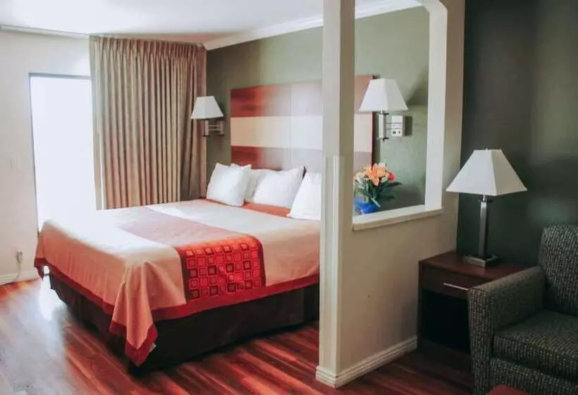 فندق Rodeway Inn & Suites