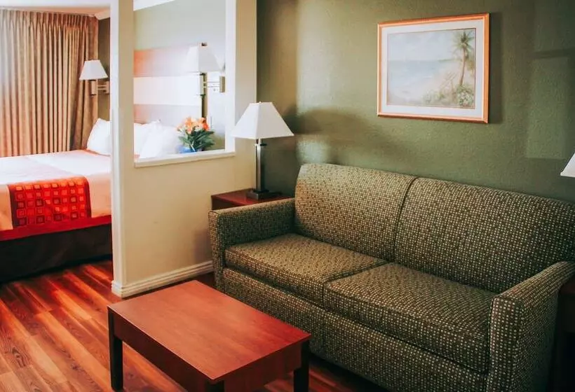 فندق Rodeway Inn & Suites