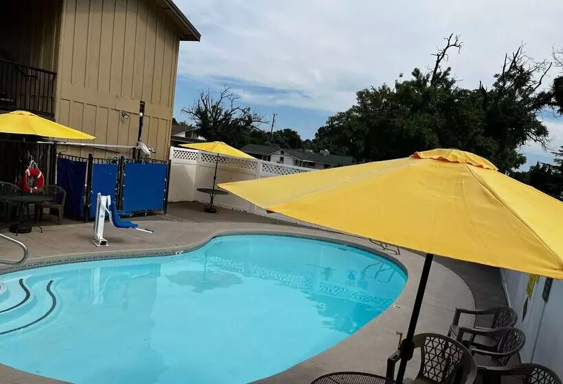 בית מלון כפרי Super 8 By Wyndham Red Bluff