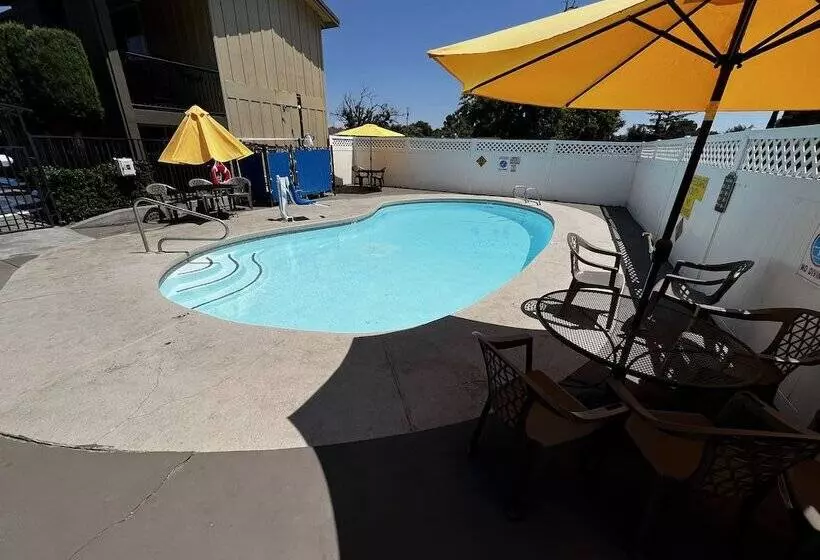 בית מלון כפרי Super 8 By Wyndham Red Bluff