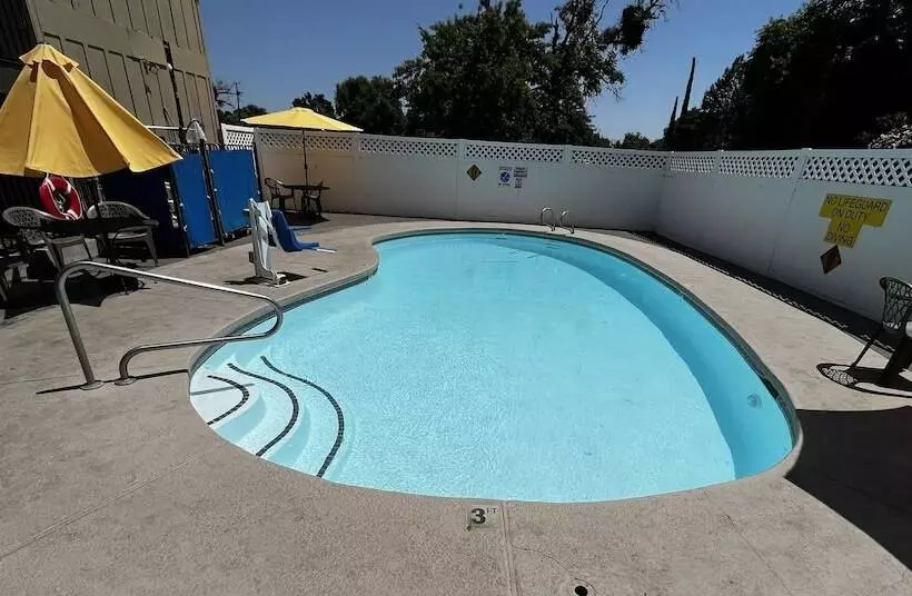 בית מלון כפרי Super 8 By Wyndham Red Bluff