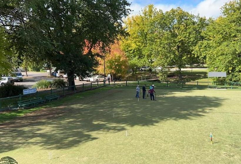 Hotel Barrass's John Bright Motor Inn