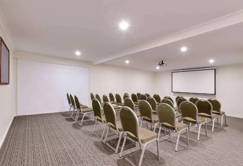 汽车旅馆  Ibis Styles Canberra Tall Trees