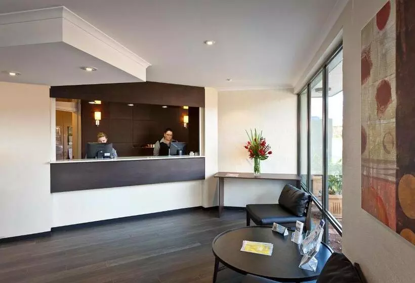 汽车旅馆  Ibis Styles Canberra Tall Trees