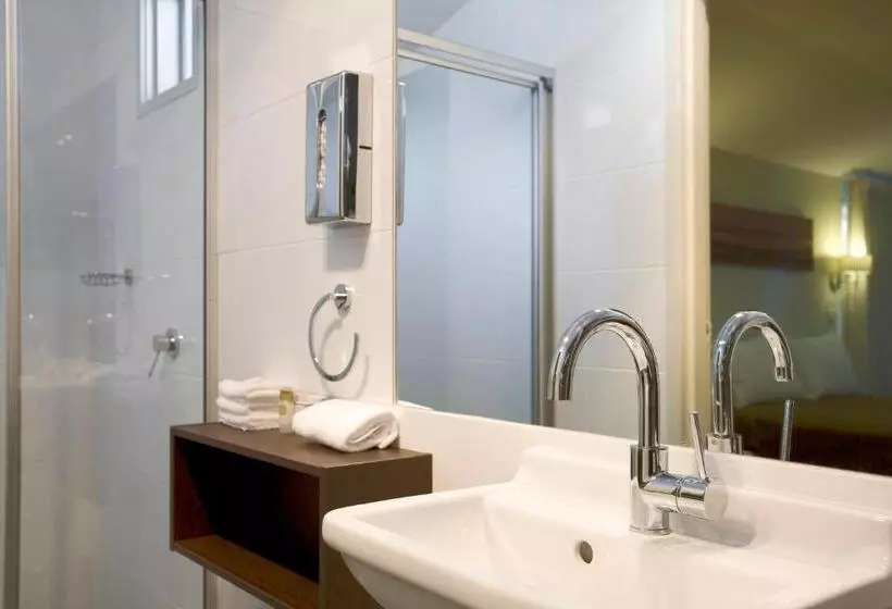 汽车旅馆  Ibis Styles Canberra Tall Trees