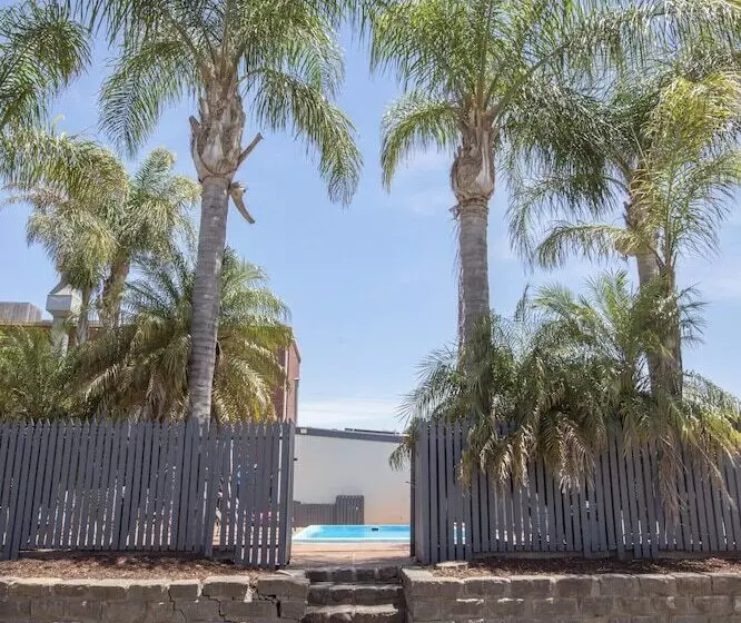 Отель Pioneer Station Motor Inn