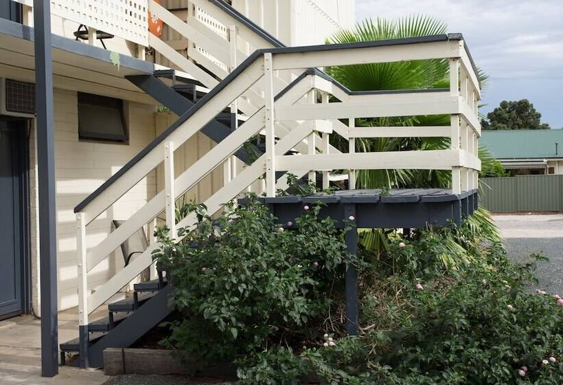 ホテル Pioneer Station Motor Inn