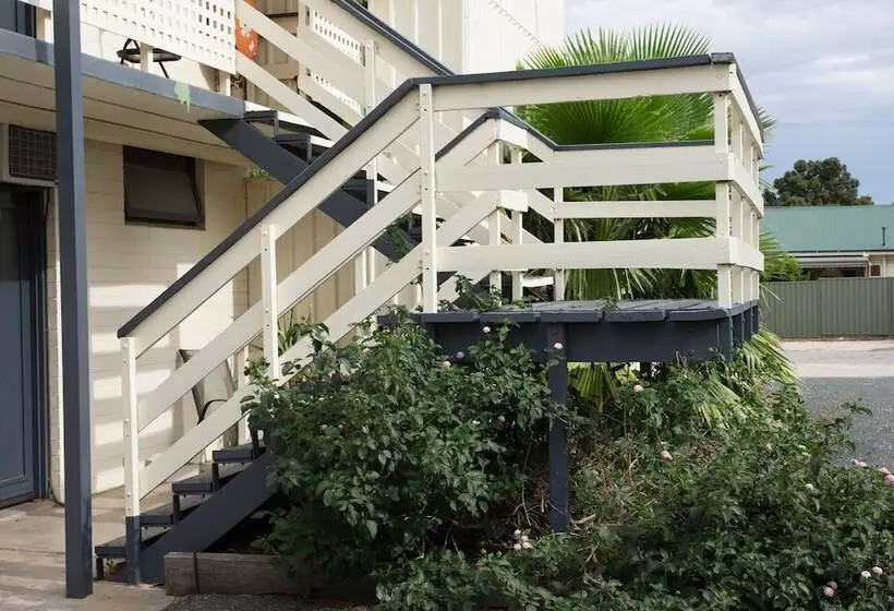 Отель Pioneer Station Motor Inn