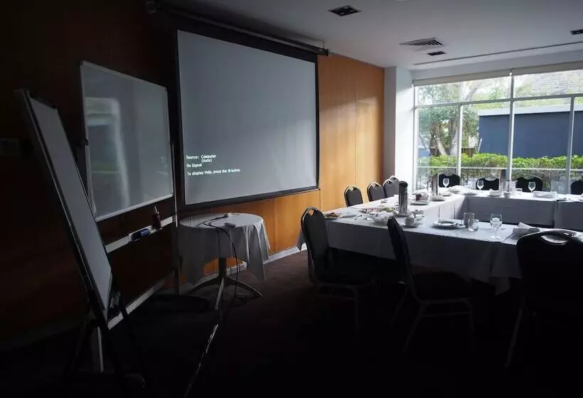 Отель Urban St Leonards