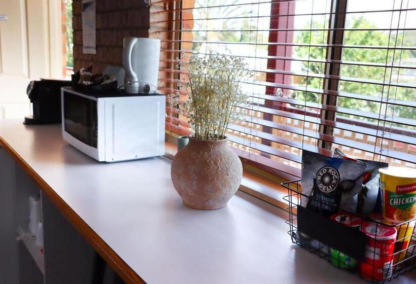 Kennedy Drive Airport Motel