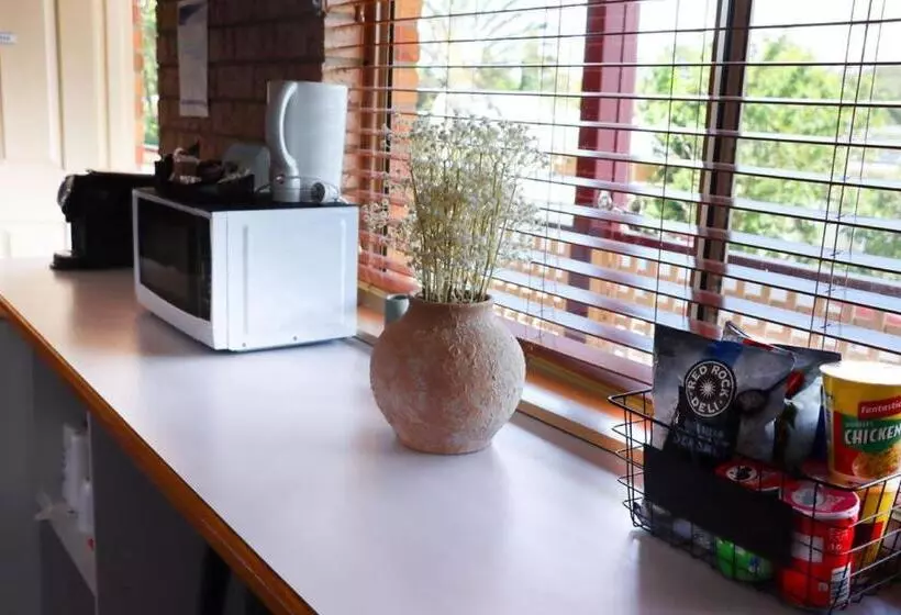 Kennedy Drive Airport Motel