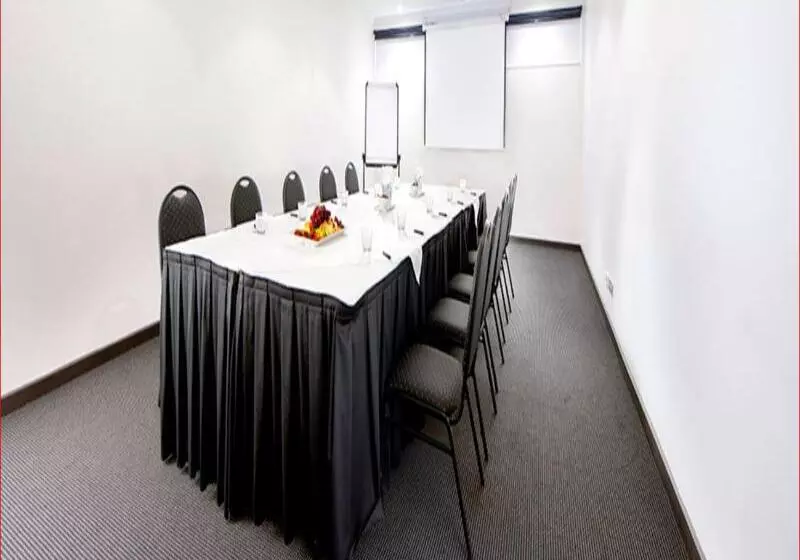 Отель Crowne Plaza Melbourne Carlton By Ihg