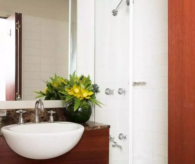 Отель Crowne Plaza Melbourne Carlton By Ihg