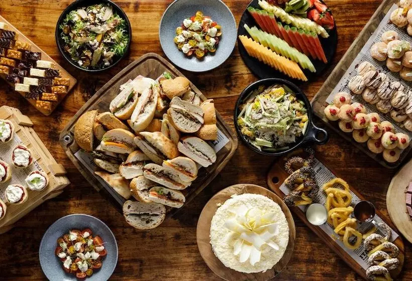 Отель Crowne Plaza Melbourne Carlton By Ihg