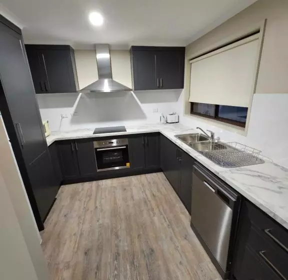 Top Of The Town Motel & Apartments