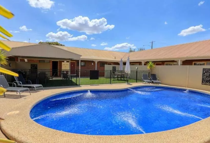 Top Of The Town Motel & Apartments