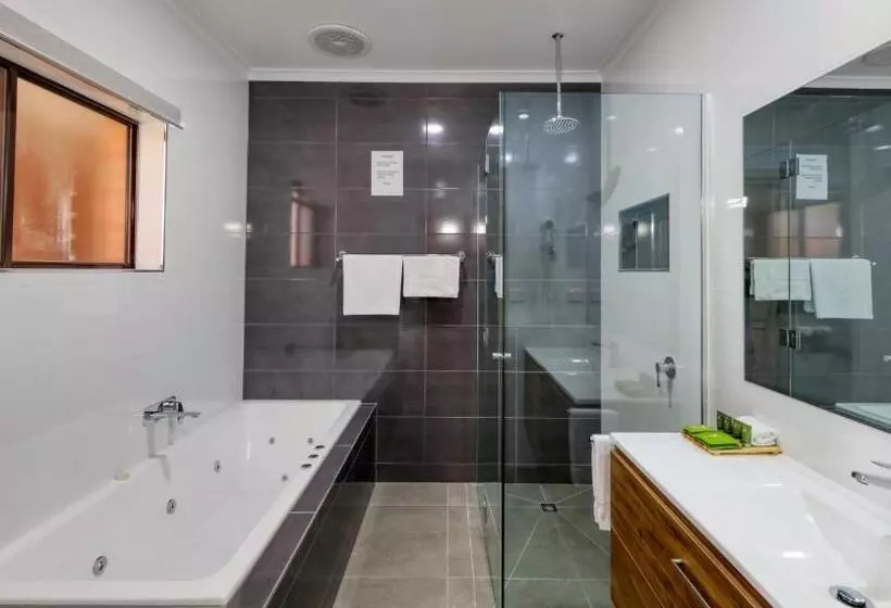 Top Of The Town Motel & Apartments