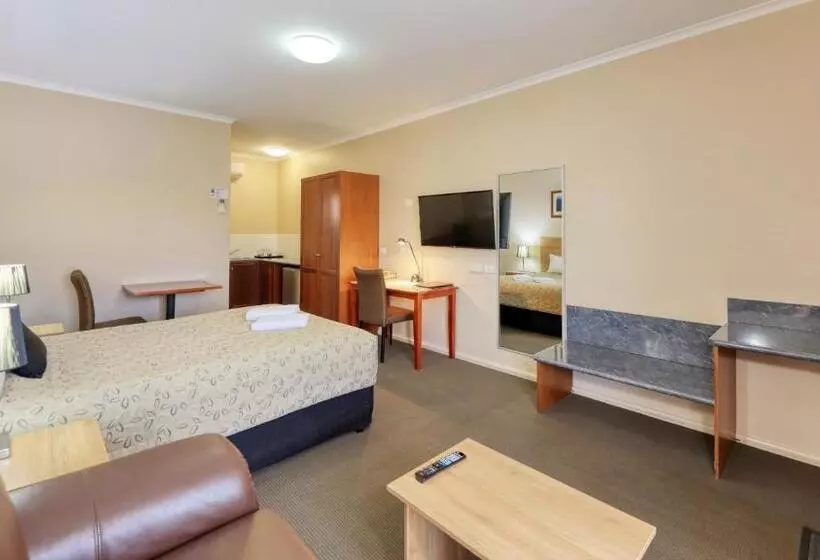 Top Of The Town Motel & Apartments