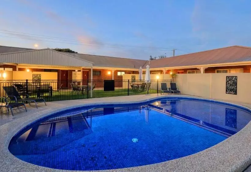 Top Of The Town Motel & Apartments