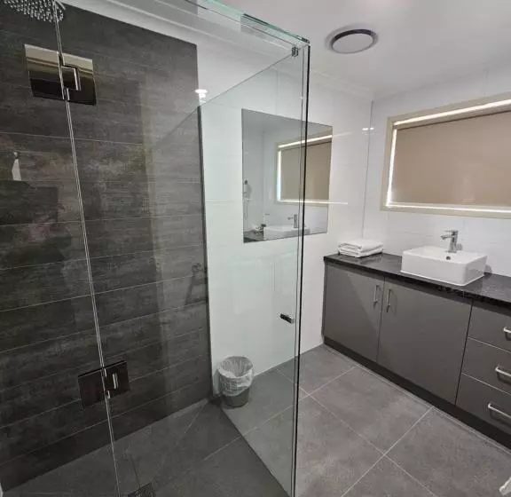 Top Of The Town Motel & Apartments