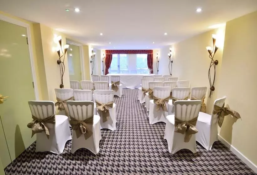 Отель The Roundabout