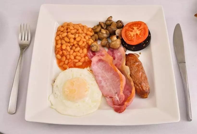 Отель The Roundabout