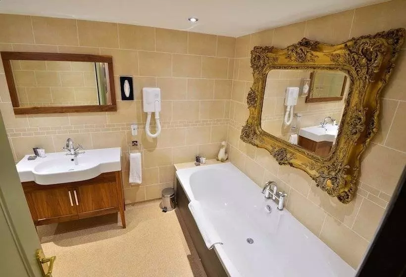 Отель The Roundabout