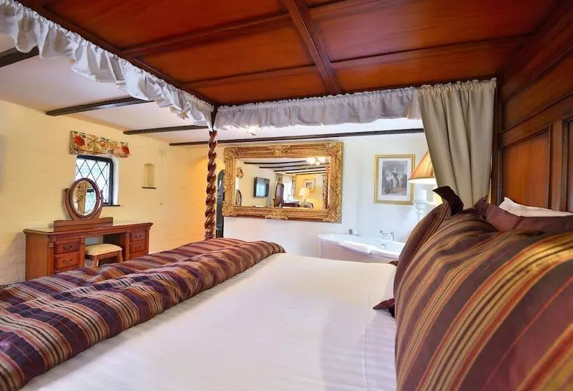 Отель The Roundabout