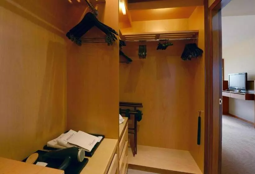 Hotel Canary Riverside Plaza