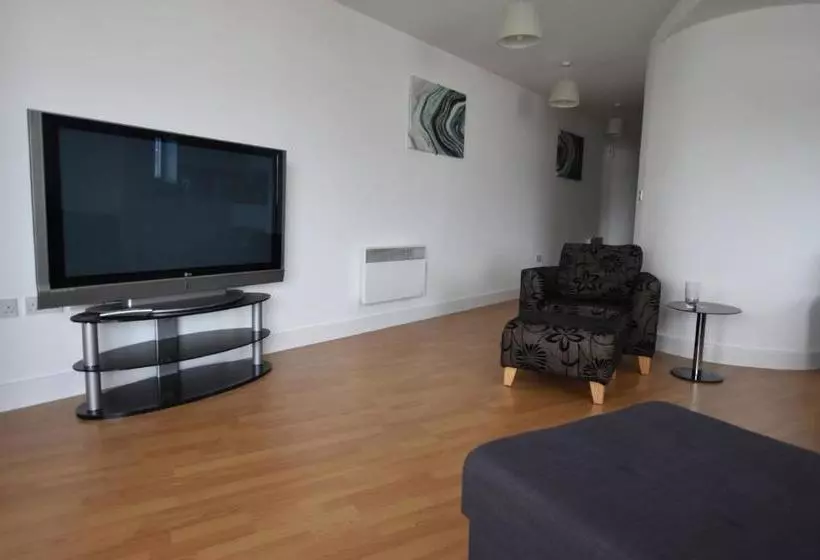 Apexlivingne   Luxury Balcony Apartment, Double Bed, Wifi