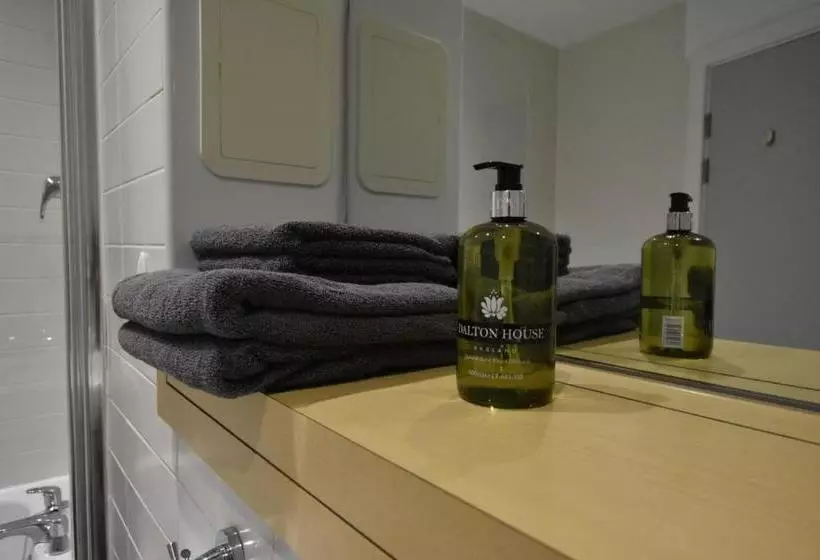 Apexlivingne   Luxury Balcony Apartment, Double Bed, Wifi