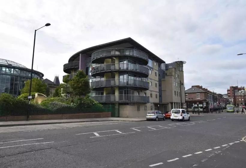 Apexlivingne   Luxury Balcony Apartment, Double Bed, Wifi